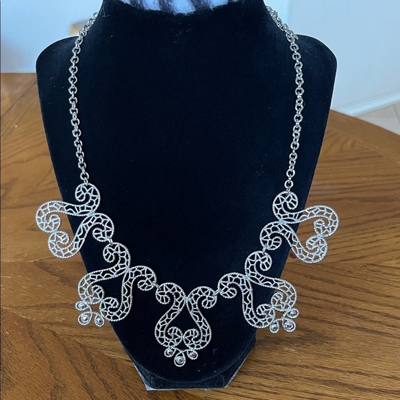 Jewelry - Elegant Silver Filigree Necklace